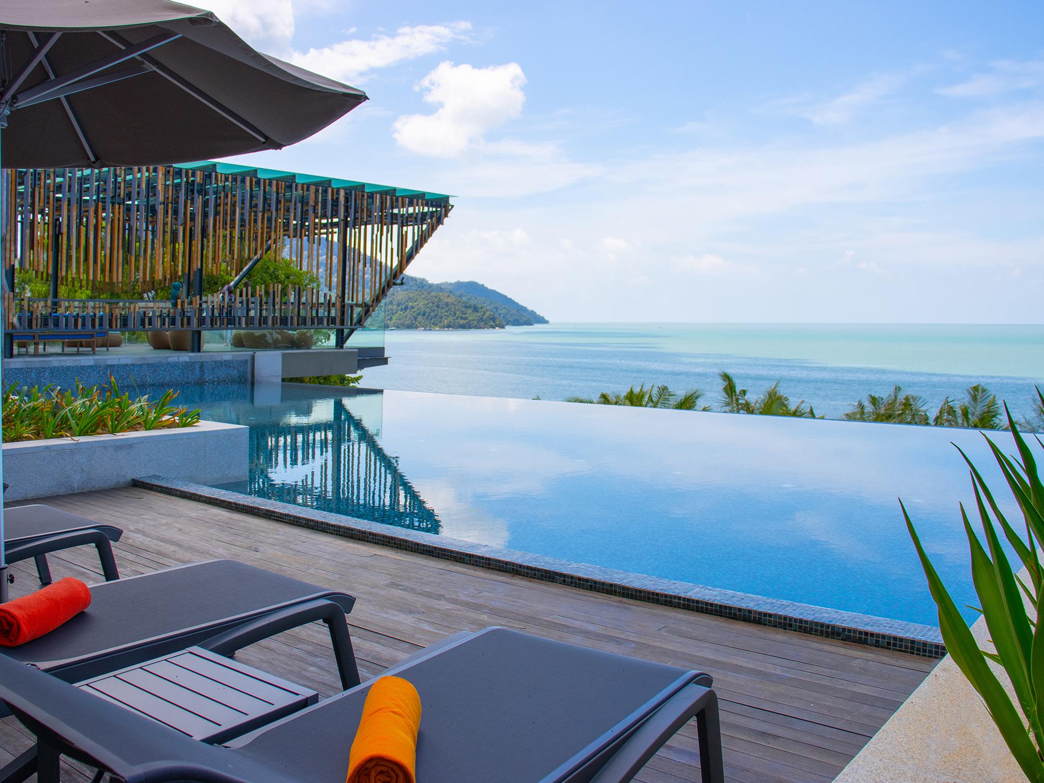 Angsana Teluk Bahang Batu Feringgi Bagian luar foto Infinity pool at the hotel