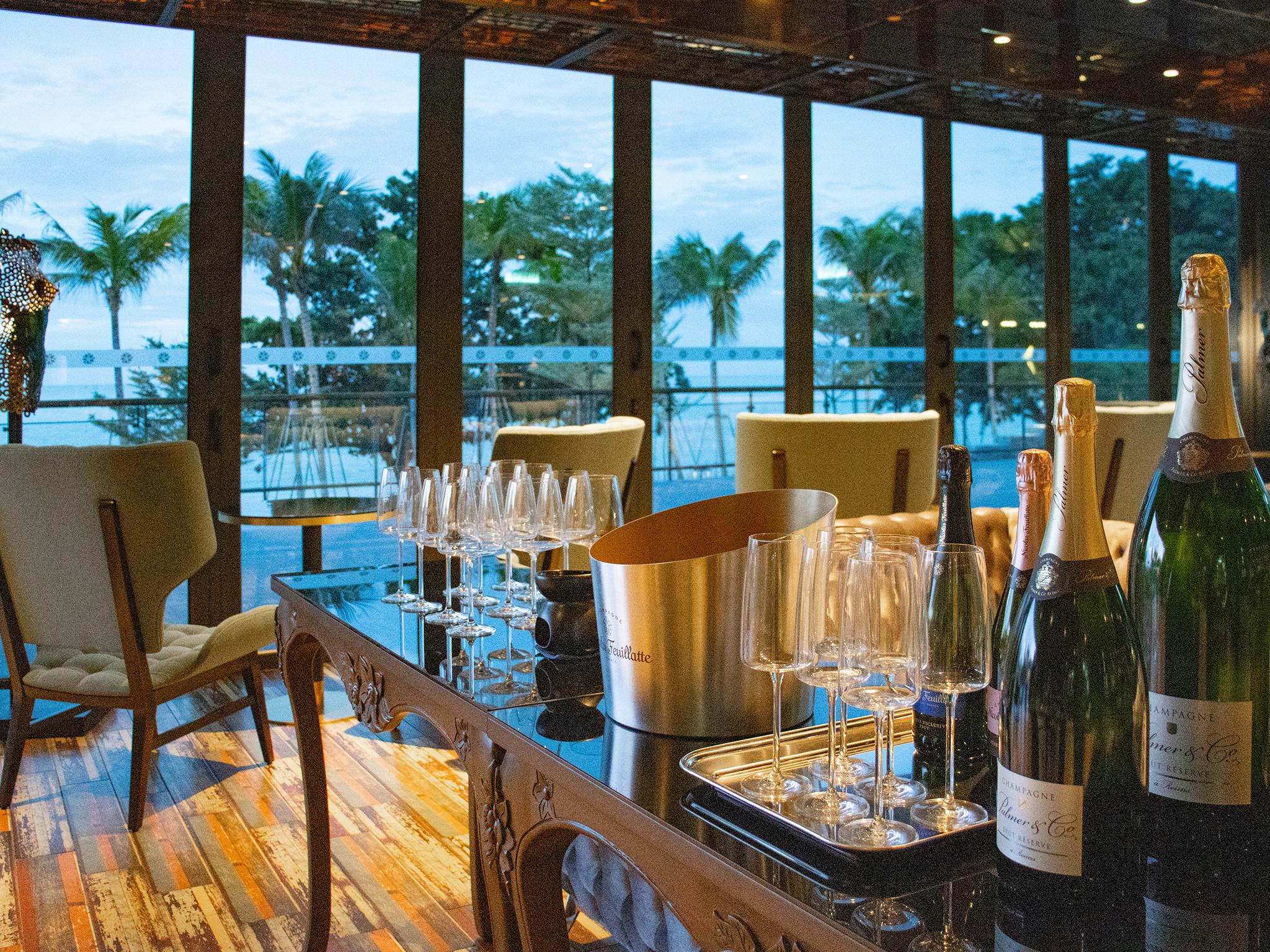 Angsana Teluk Bahang Batu Feringgi Bagian luar foto The Champagne Bar