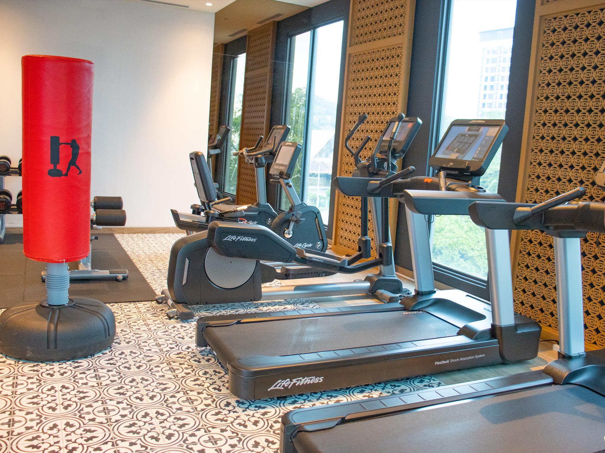 Angsana Teluk Bahang Batu Feringgi Bagian luar foto The gym at the hotel