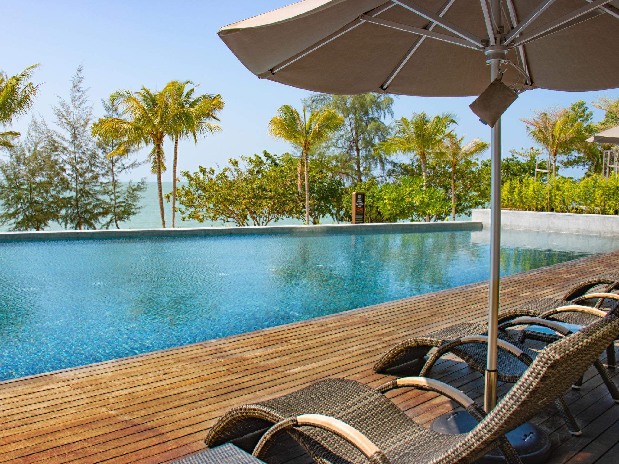 Angsana Teluk Bahang Batu Feringgi Bagian luar foto The swimming pool at the hotel