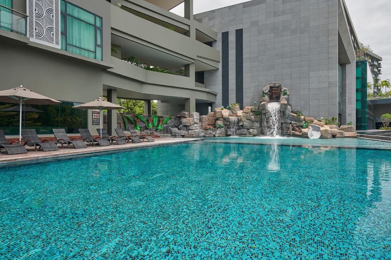Angsana Teluk Bahang Batu Feringgi Bagian luar foto The swimming pool at the hotel