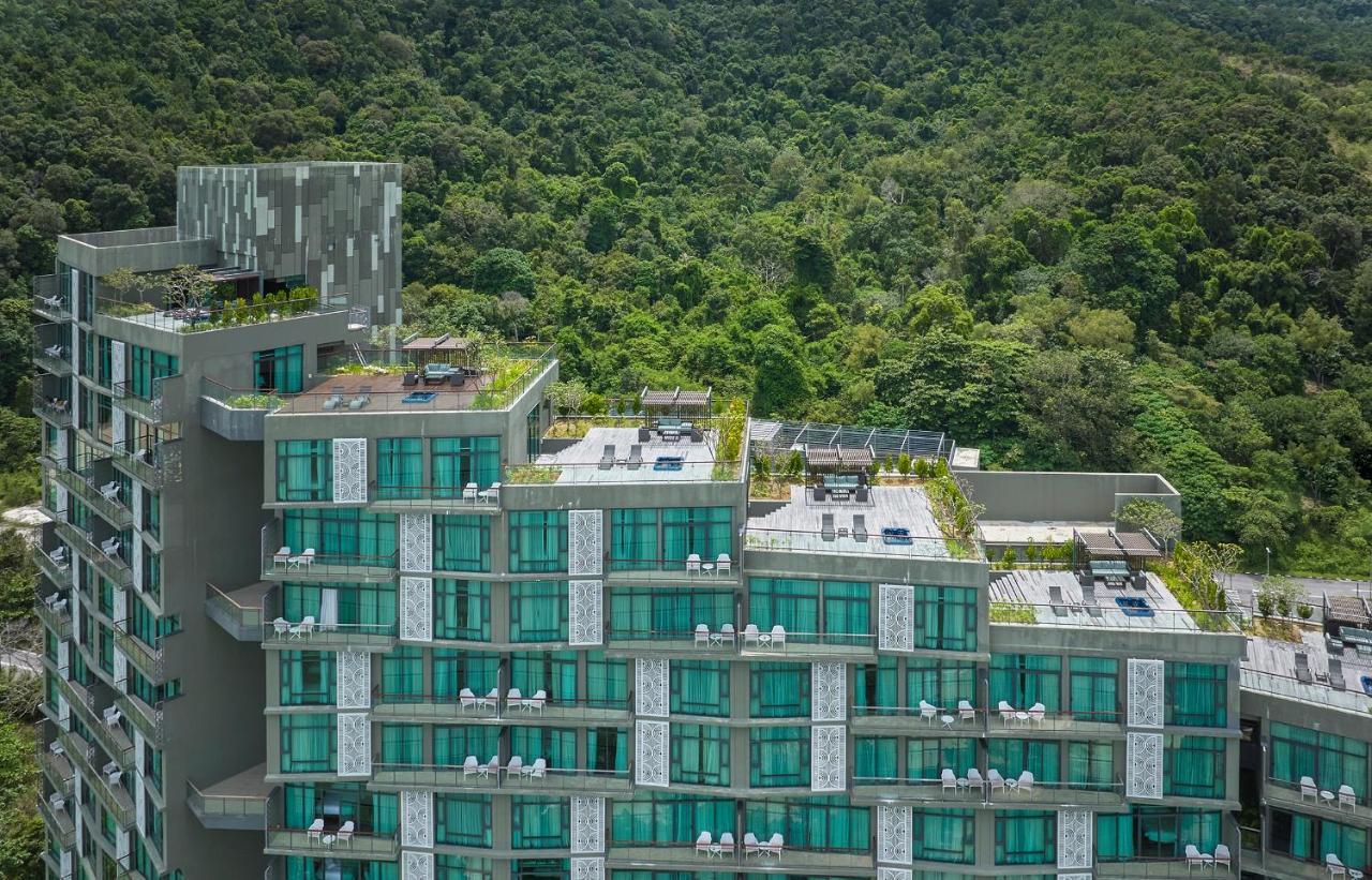 Angsana Teluk Bahang Batu Feringgi Bagian luar foto The green roof of the hotel