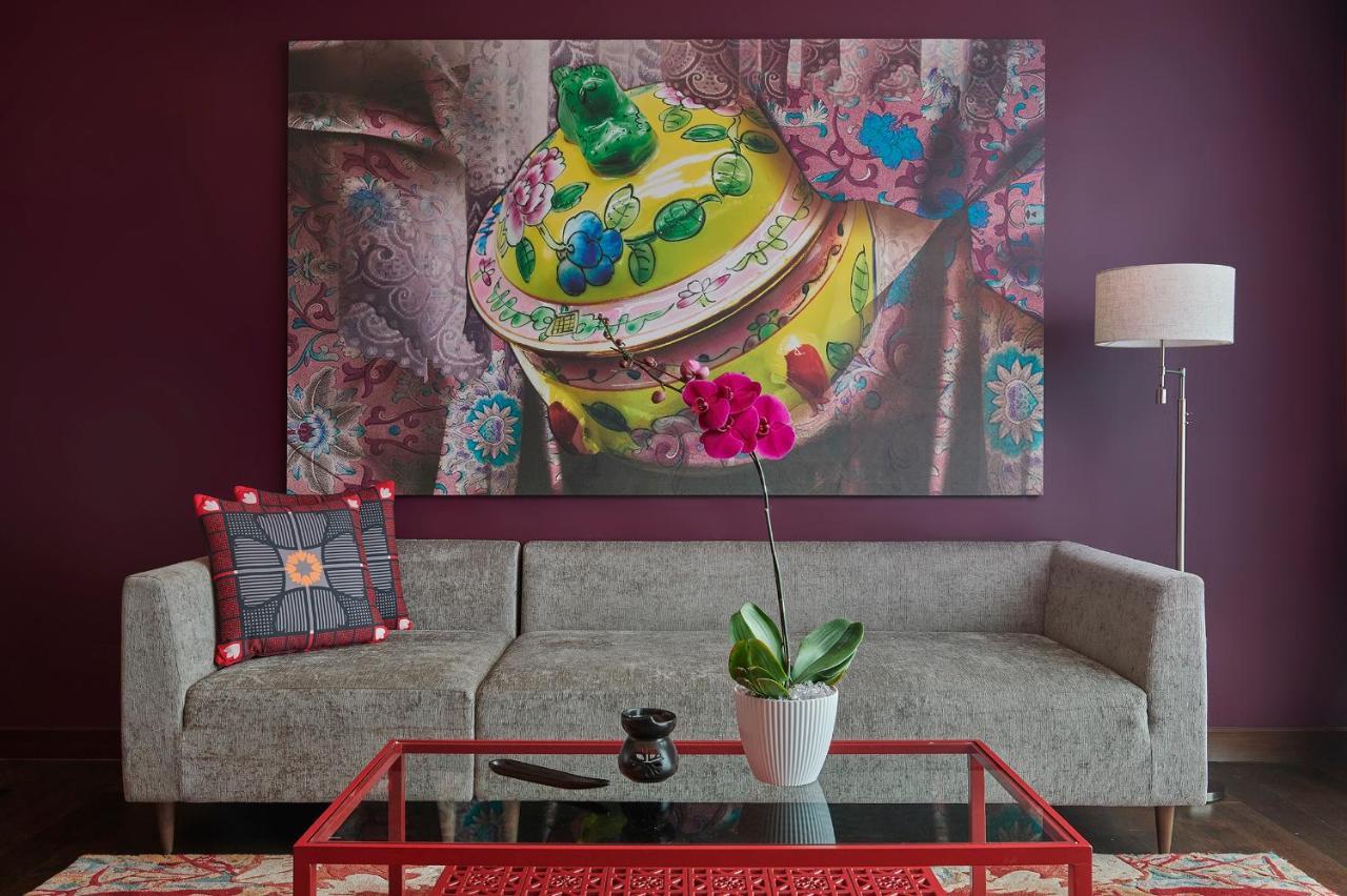 Angsana Teluk Bahang Batu Feringgi Bagian luar foto A living room with a purple wall