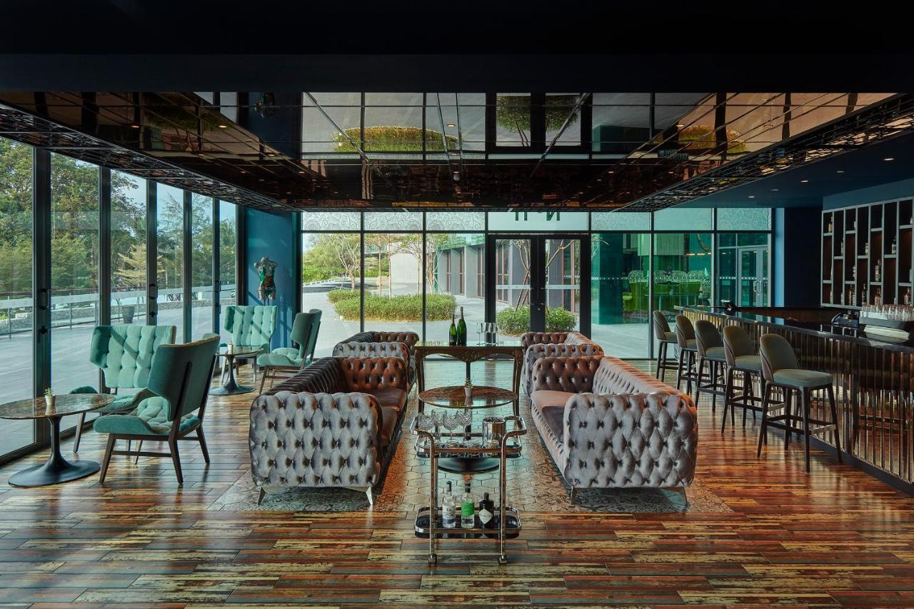 Angsana Teluk Bahang Batu Feringgi Bagian luar foto The interior of the bar